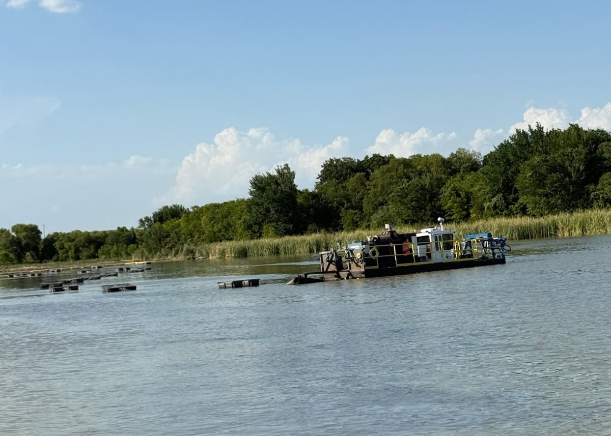 Hydraulic dredge on Trigg Lake